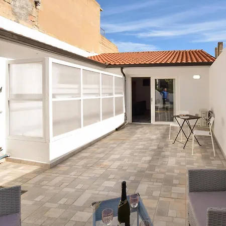 2 Bedroom Stunning In Santantioco شقة